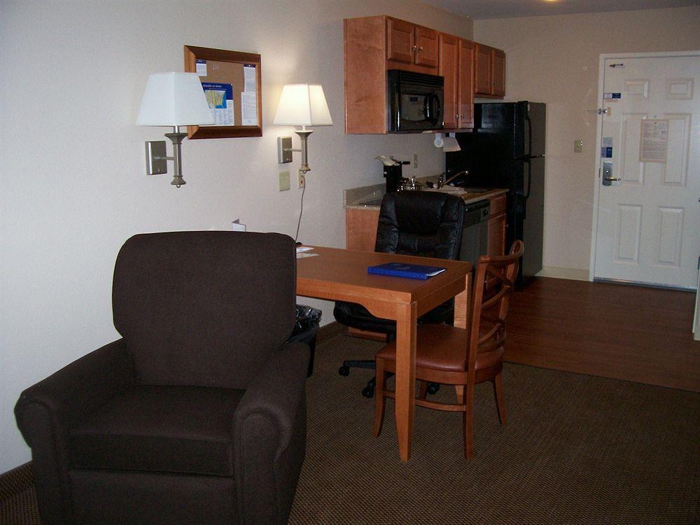 Candlewood Suites Winchester By Ihg Room photo